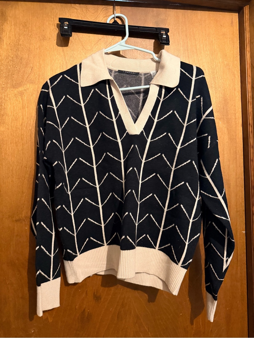 T Tahari black and tan V-Neck Collared Sweater with Geometric Stitch